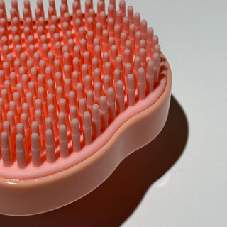 Alan Truman Scalp SOS Super-soft Shampoo & Massage Brush with chunky, extra-flex bristles for sensitive scalp - Pink